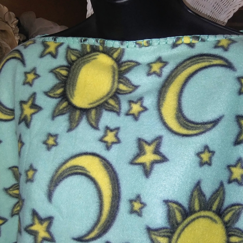 GROOVY GLAM Stars Handmade Classic Fleece Poncho - Picture 3 of 3